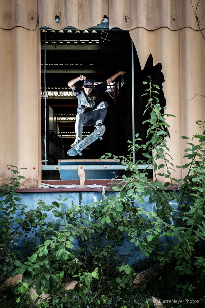 Greg 180 front à la fenêtre!